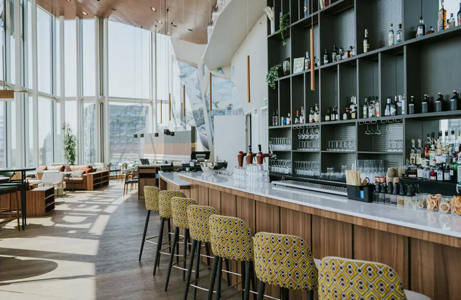 Leeg restaurant met mooie bar en barkrukken