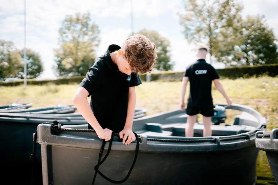Medewerkers recreatie bootverhuur touw aan het losmaken