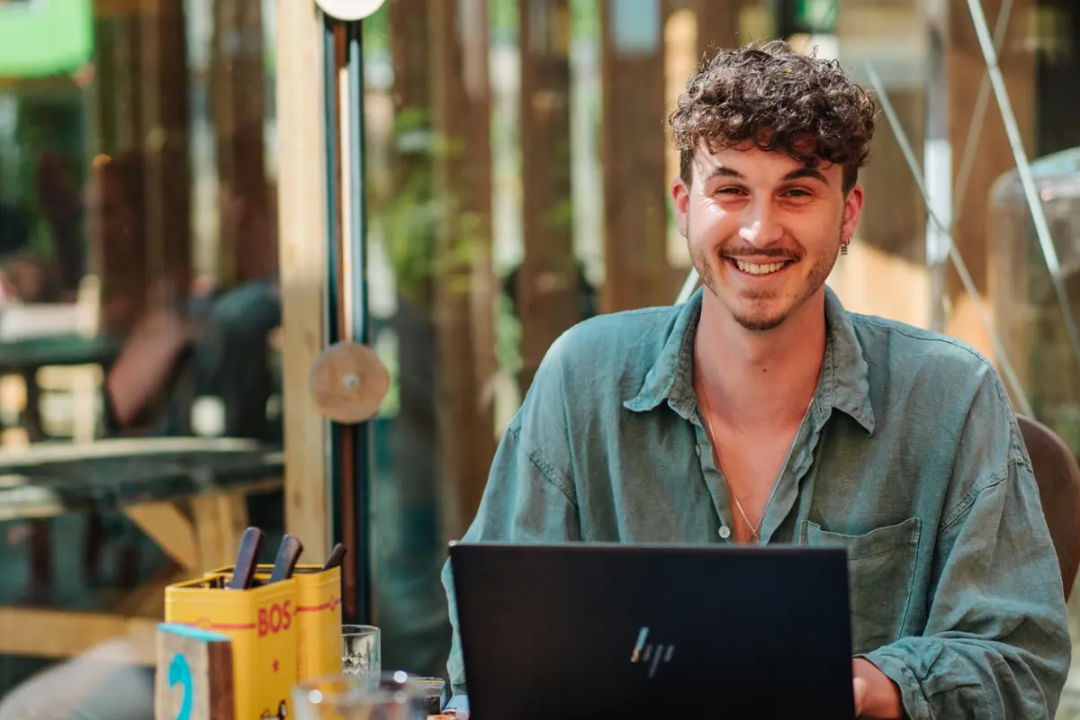Horecamedewerker achter laptop