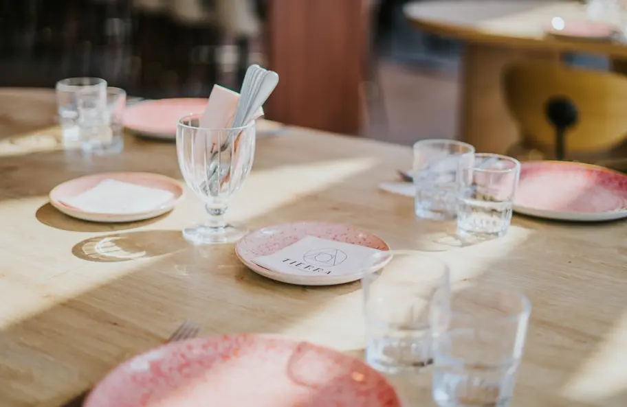 Ingedekte tafel met borden en glazen