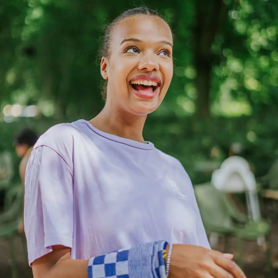 Blije medewerker bediening