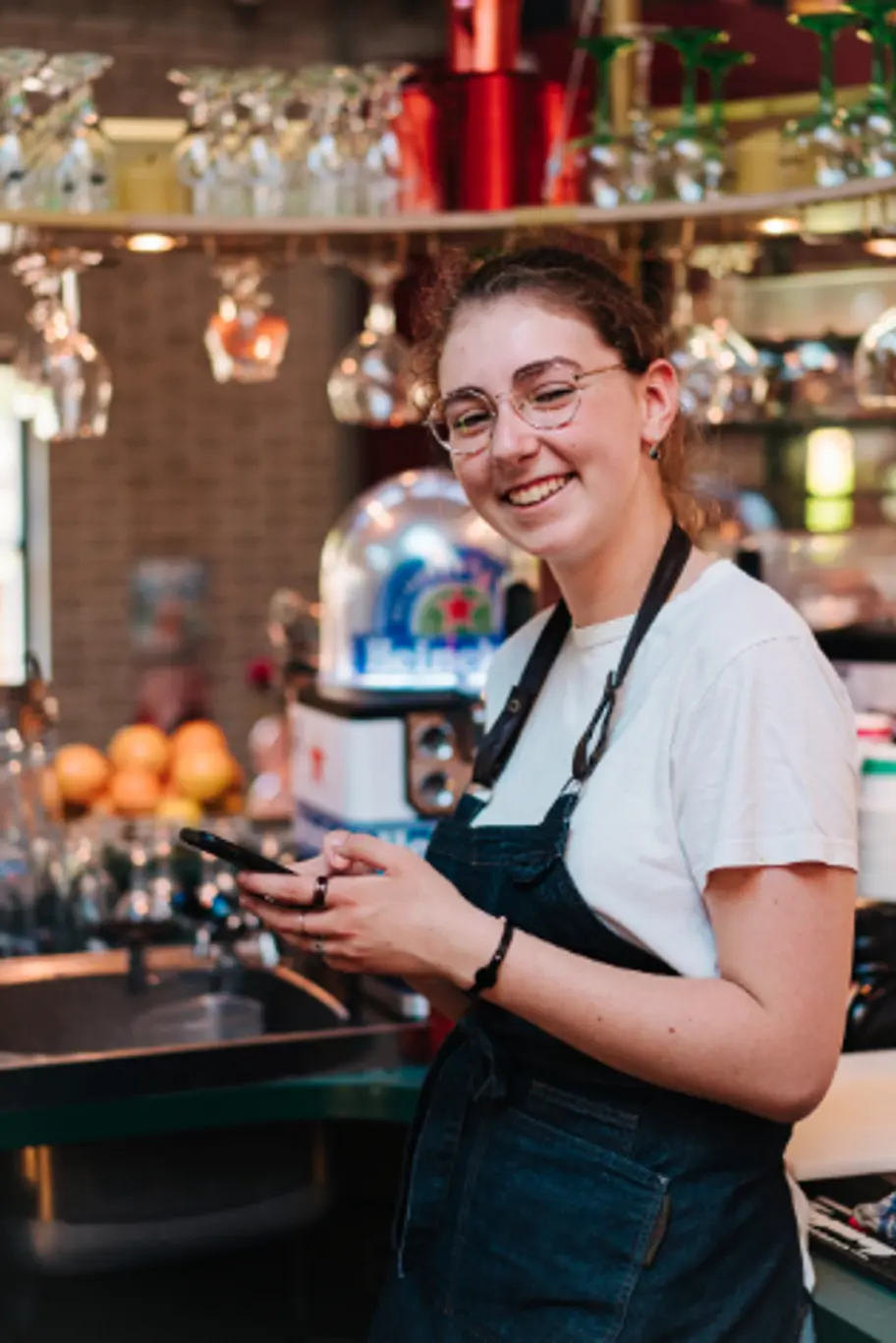 Horecamedewerker achter bar HOP