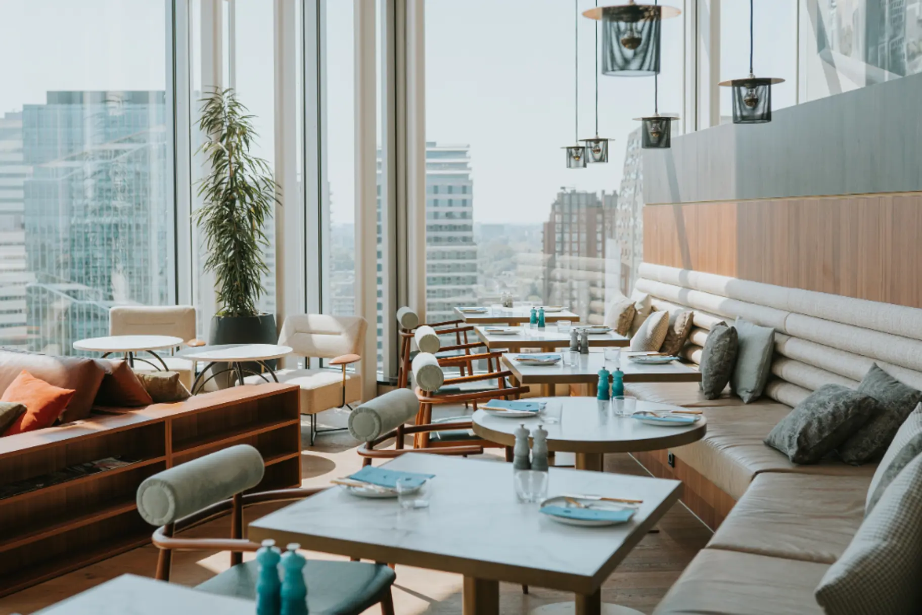 Leeg restaurant ingedekte tafels
