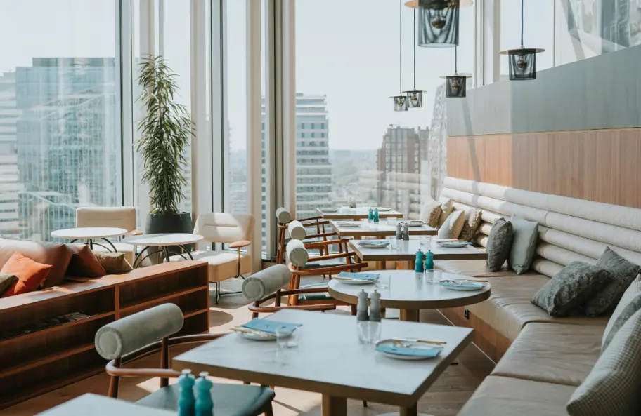 Leeg restaurant ingedekte tafels