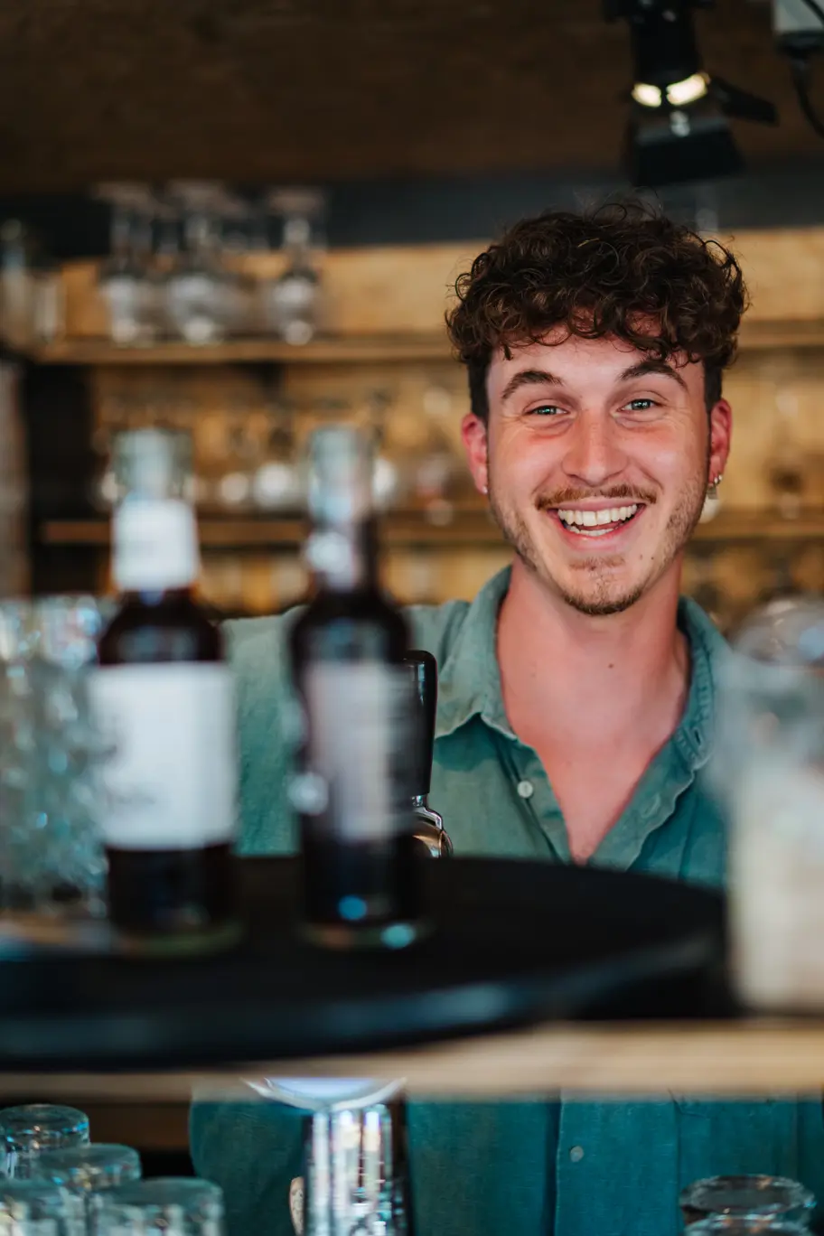Horeca medewerker achter bar