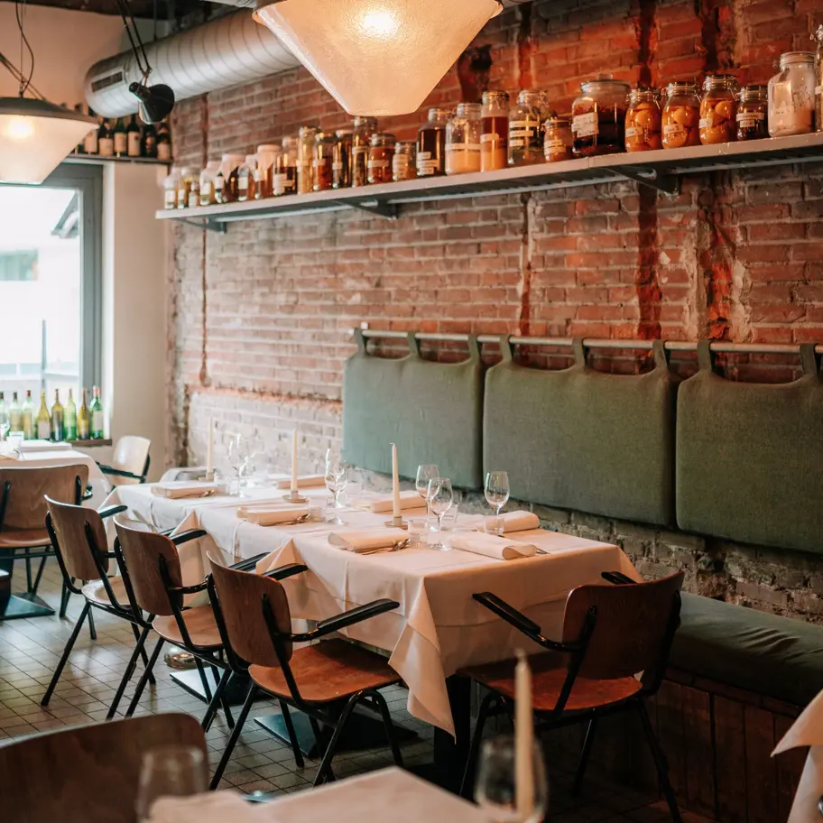 Restaurant van binnen Flores