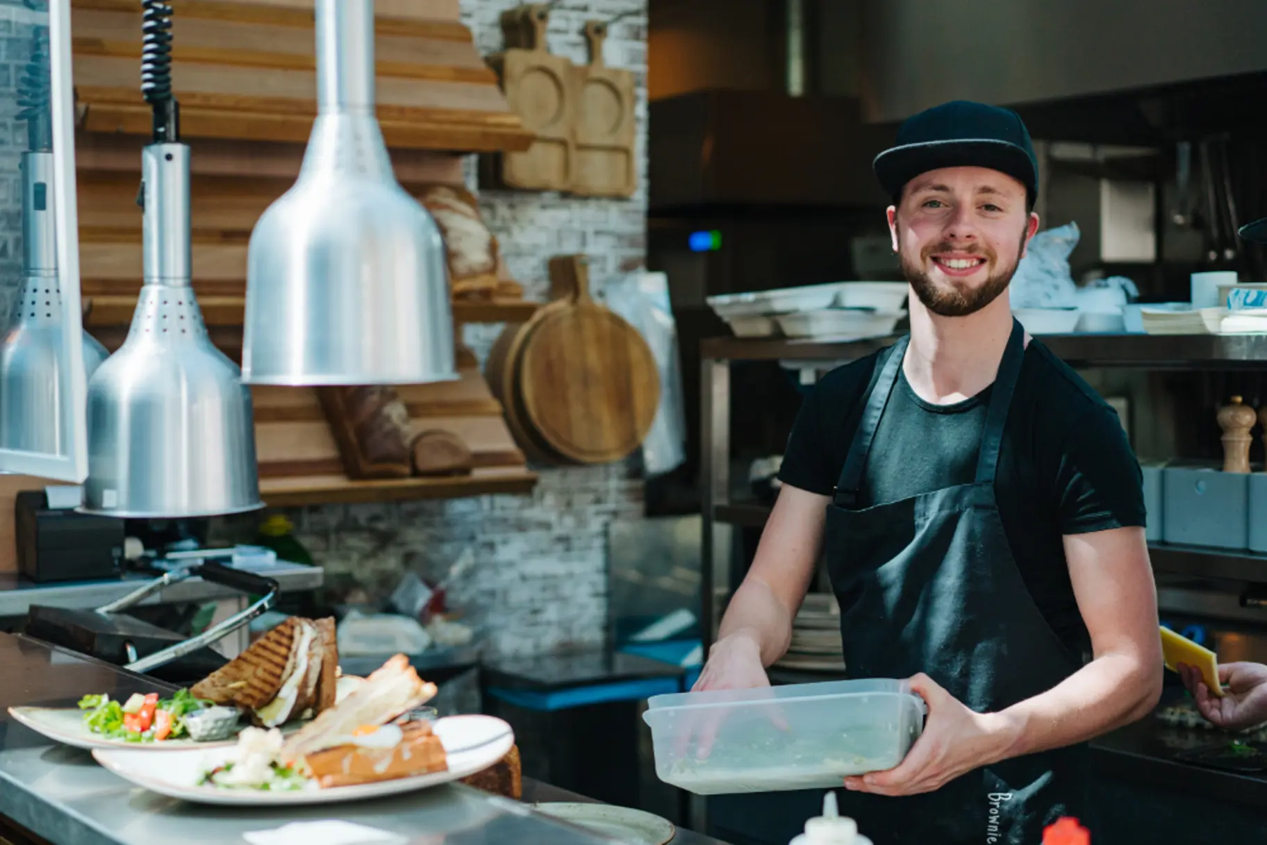 Kok in de keuken met lunchgerechten horeca cao