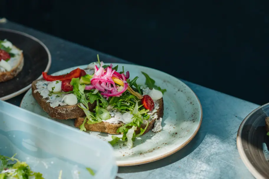 Foto van broodje voor de lunch in horecazaak