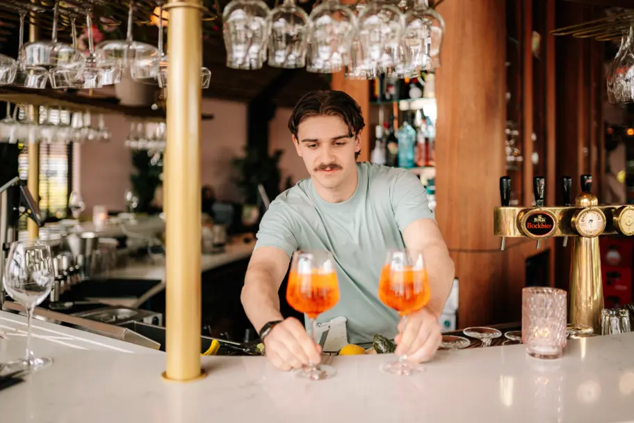 Barman zet aperol spritz op bar payroll nijmegen