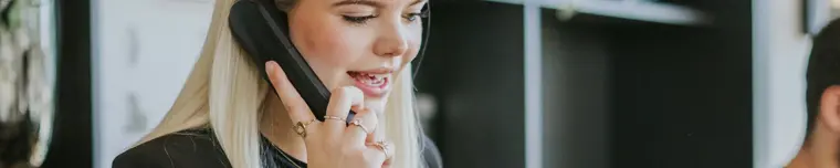 Medewerkster neemt telefoon op hotel