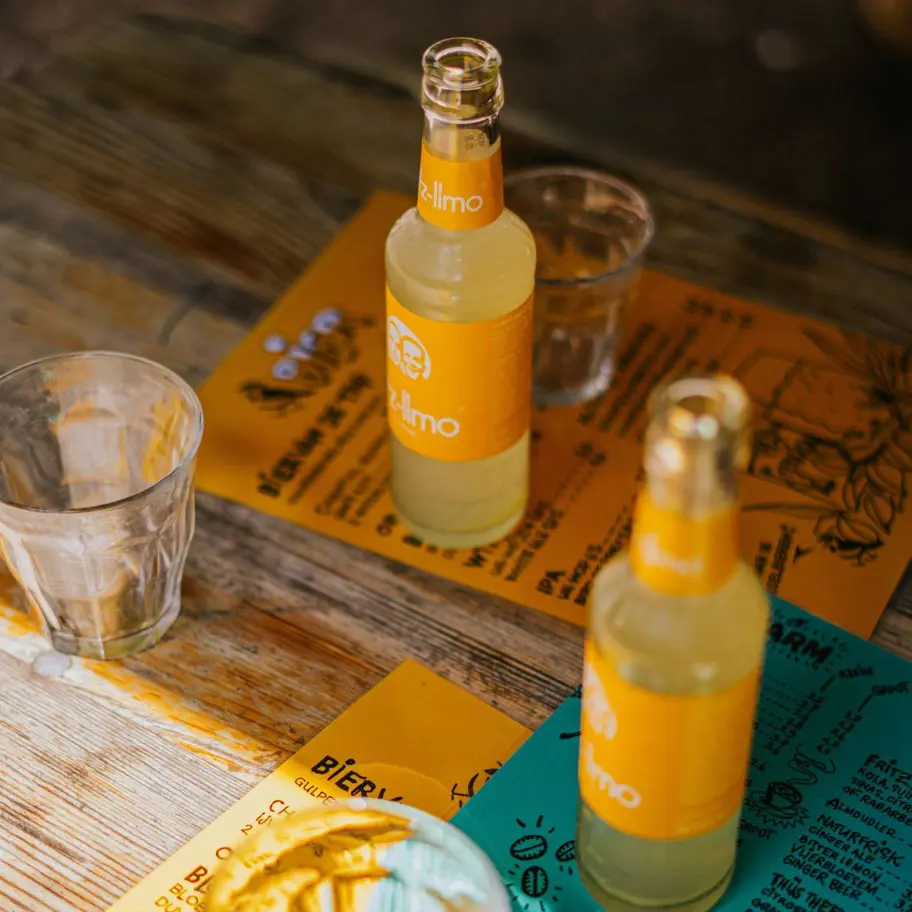 Frisdrank op tafel voor software pagina