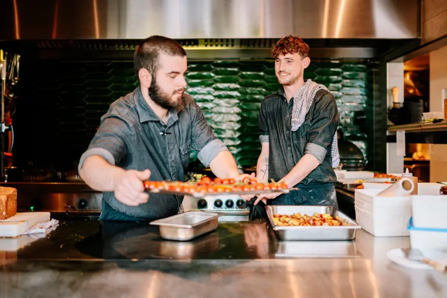 Keukenmedewerkers met schalen eten