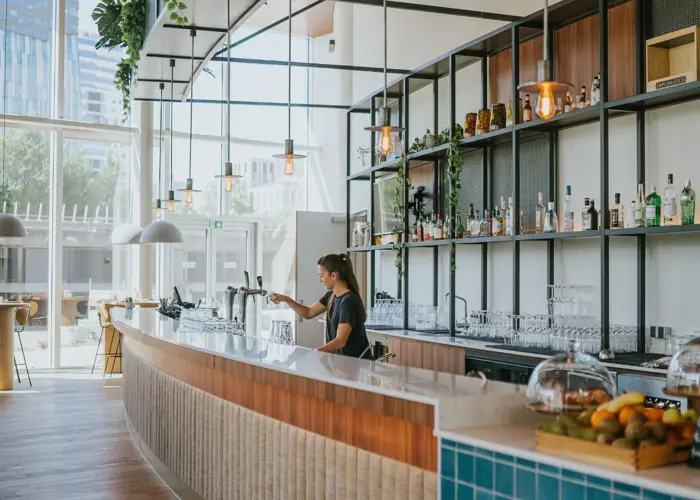 Hoge werkdruk en uitval: het domino-effect