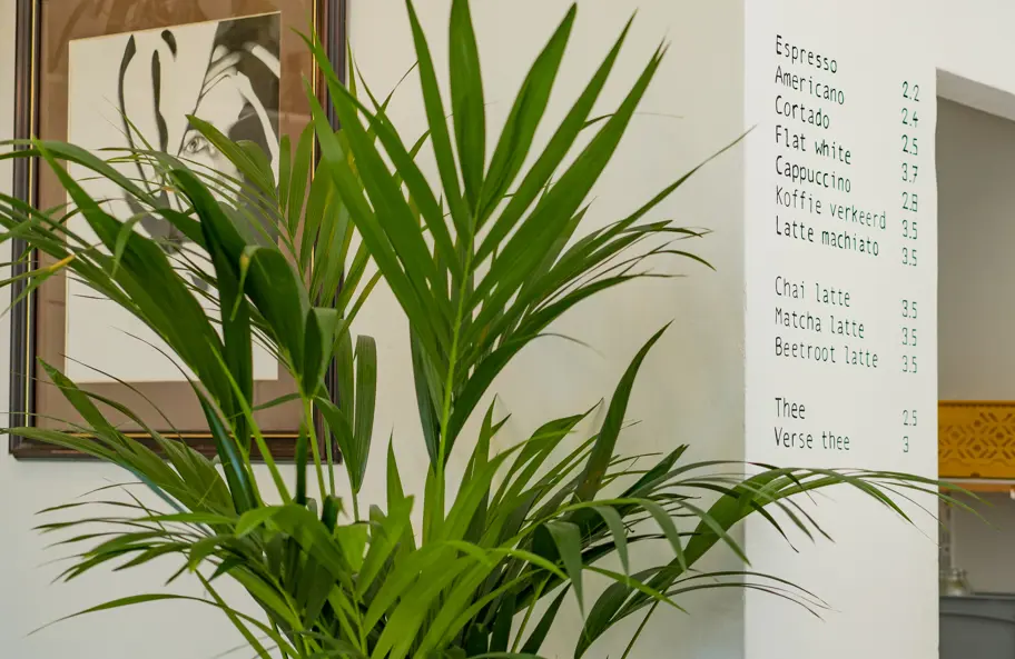 Foto restaurantmuur met plant en menu