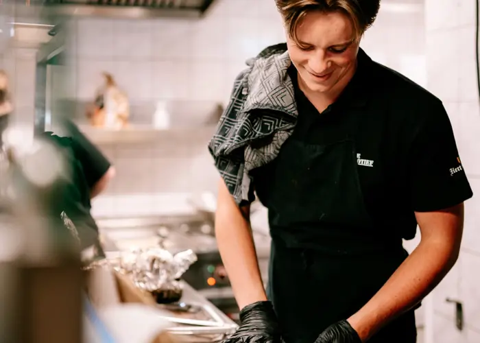 Overwerken? Dit zegt de horeca-cao erover