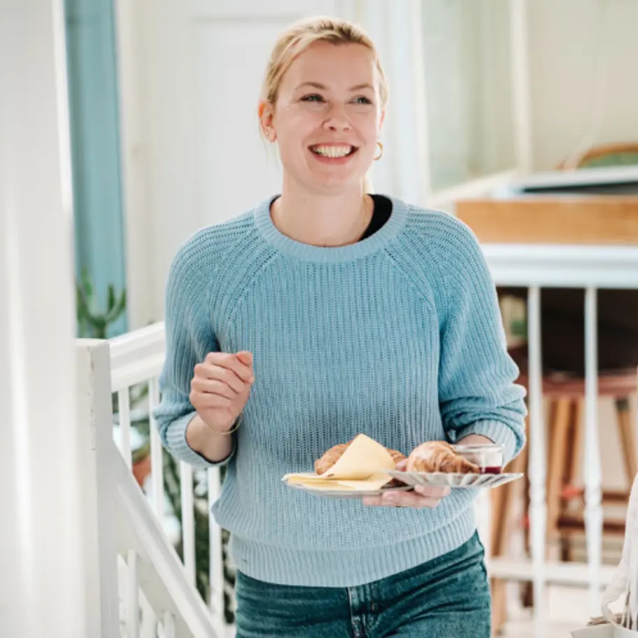 Horecamedewerkster op de trap pagina uurloon horeca
