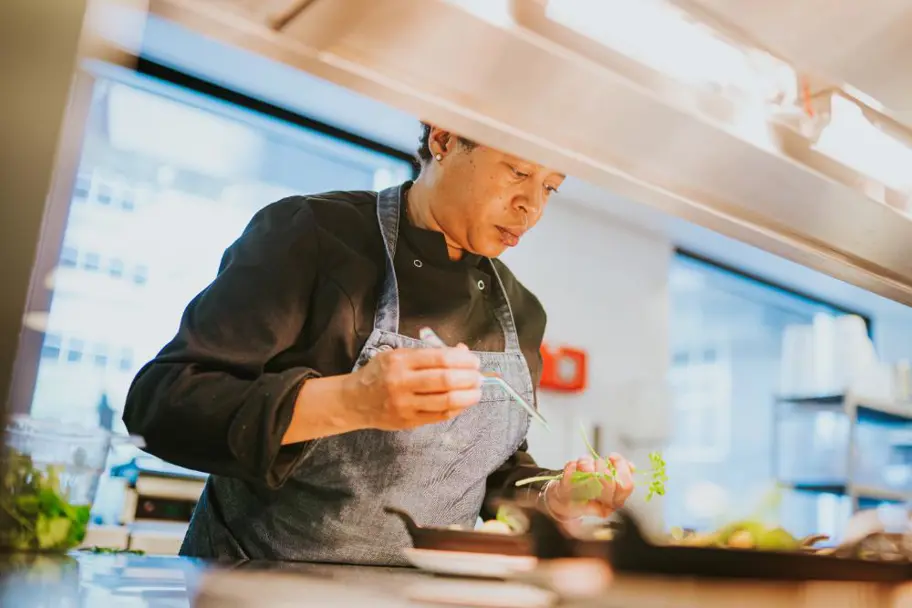 Kok is bezig met gerechten horeca cao pagina