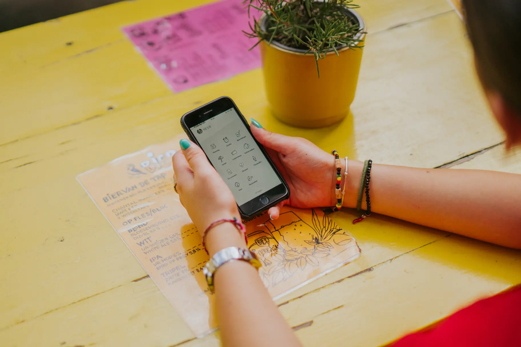 Horecapersoneel met Fooks planningsapp open op telefoon