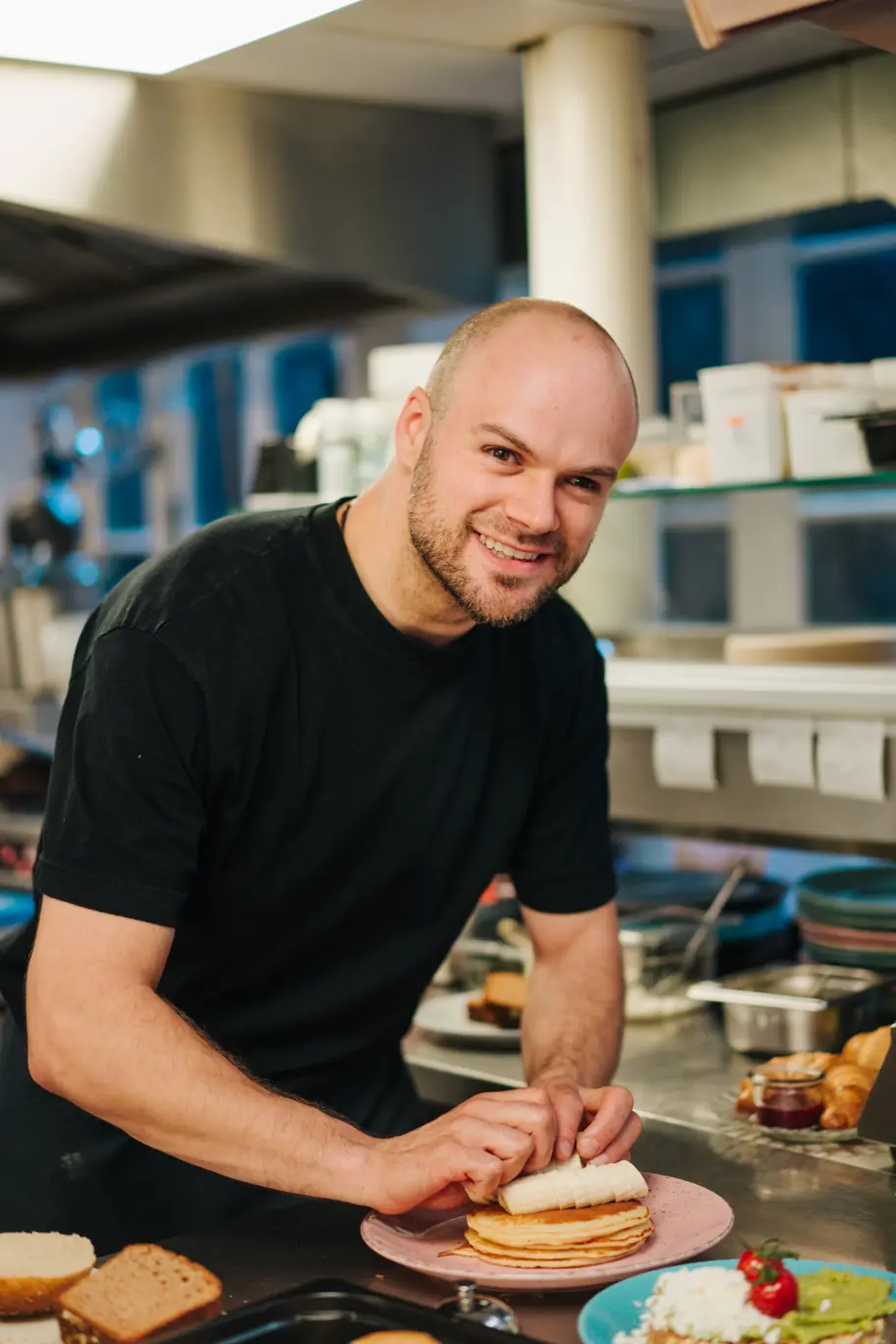 Kok in de keuken lunch aan het bereiden