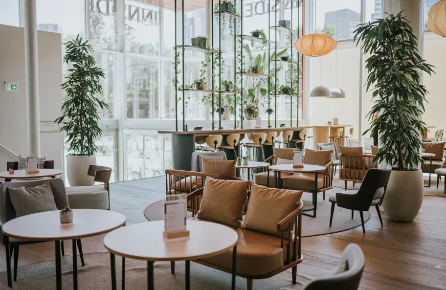 Lege hotellobby met tafels en stoelen